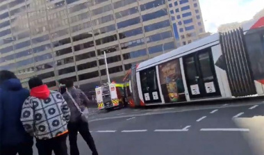 VIDEO - Quand un camion de pompiers rencontre un tramway, c’est le drame !