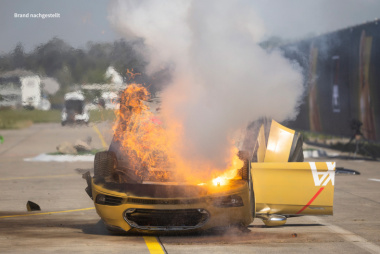 AXA craque et met le feu à une Tesla pour alerter sur les dangers des voitures électriques