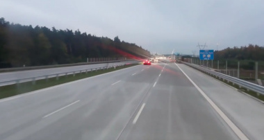 VIDEO – Cette Mercedes évite de peu une voiture en contresens sur l’autoroute !