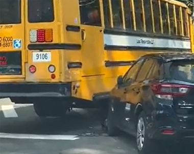 VIDEO – Un bus scolaire fou sème le chaos dans la ville