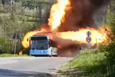 Un bus au CNG brûle de manière spectaculaire