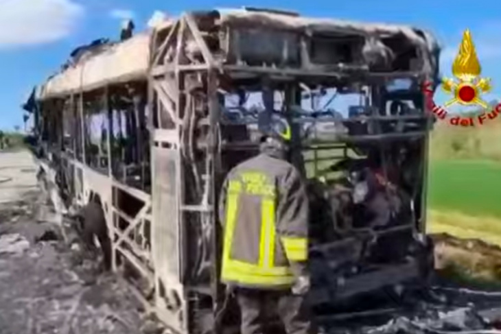 italia, mobilité, sécurité, un bus au cng brûle de manière spectaculaire