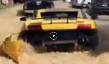 VIDEO - Ce type a pris sa Lamborghini pour un bateau