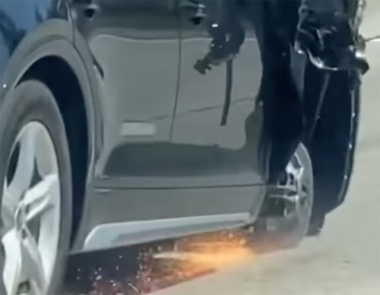 VIDEO - Elle roule sur trois roues avec son Audi Q5