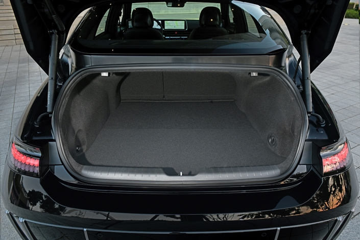 Le coffre arrière est relativement spacieux, mais son ouverture étroite et ses formes alambiquées rendent le chargement assez pénible.