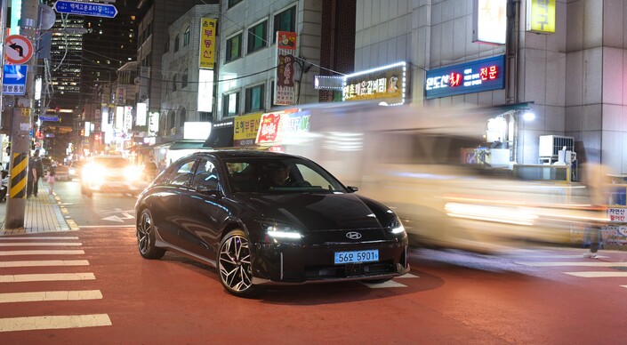En conduite urbaine, la Hyundai Ioniq 6 profite de moteurs parfaitement bien gérés. 