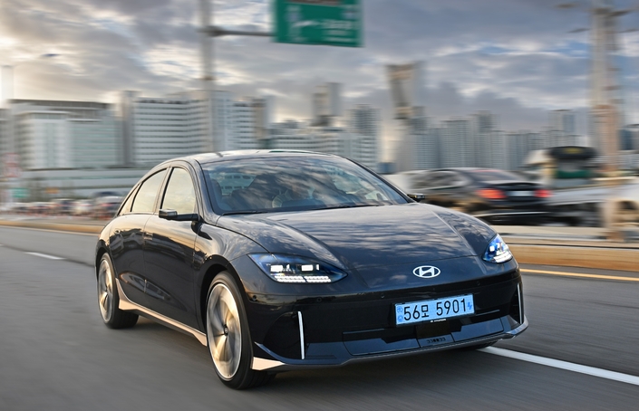 Sur route, la consommation de la Hyundai Ioniq 6 de cet essai, à quatre roues motrices et jantes de 20 pouces, est annoncée à 16,9 kWh/100 km. Une donnée qui tombe à 15,1 kWh/100 km en 18 pouces.