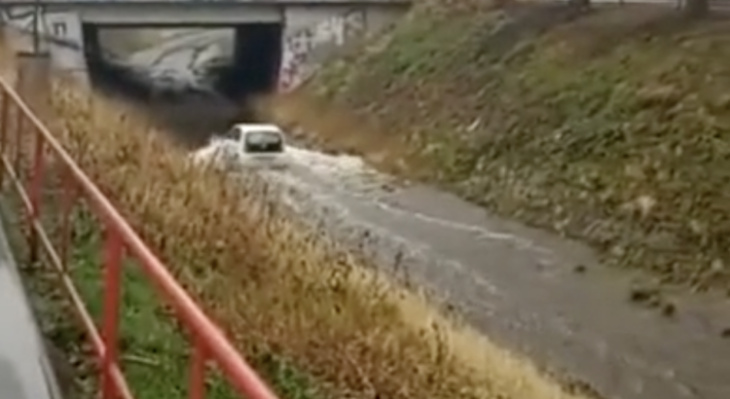 vidéo : ce fou roule dans une rivière à bord de sa volkswagen up