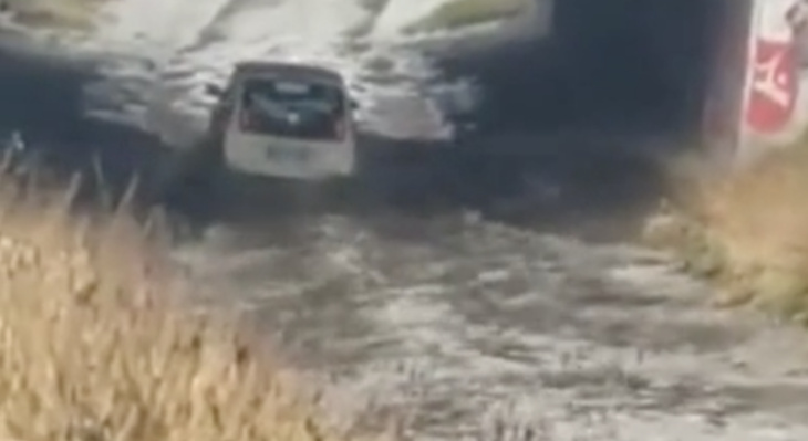 vidéo : ce fou roule dans une rivière à bord de sa volkswagen up