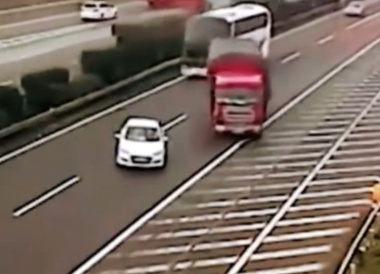 VIDEO – Il manque sa sortie et cause un énorme carambolage sur l’autoroute !