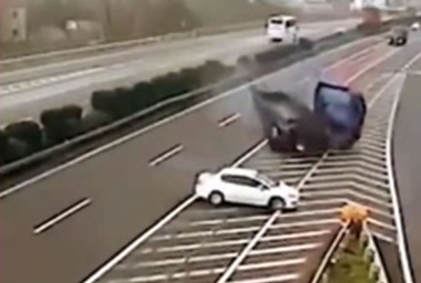VIDEO - Quand un imbécile décide de faire demi-tour sur l’autoroute