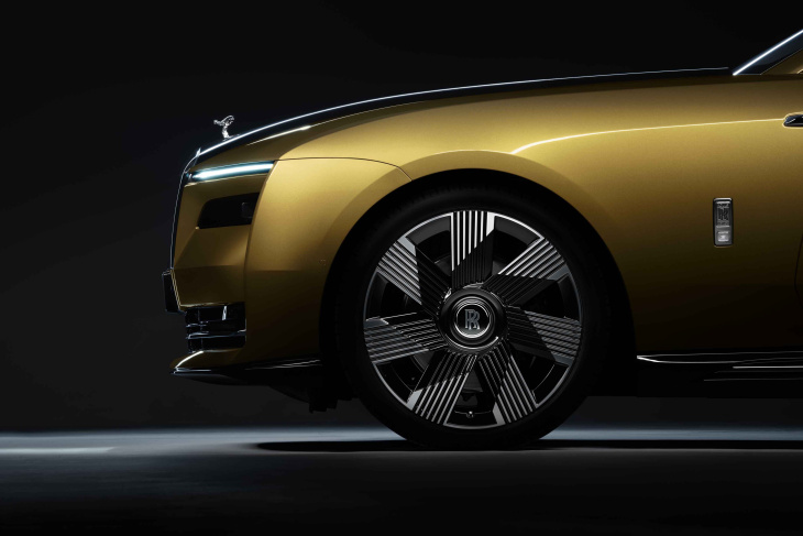 rolls-royce spectre (2022) : l’ultra-luxe dans un coupé électrique