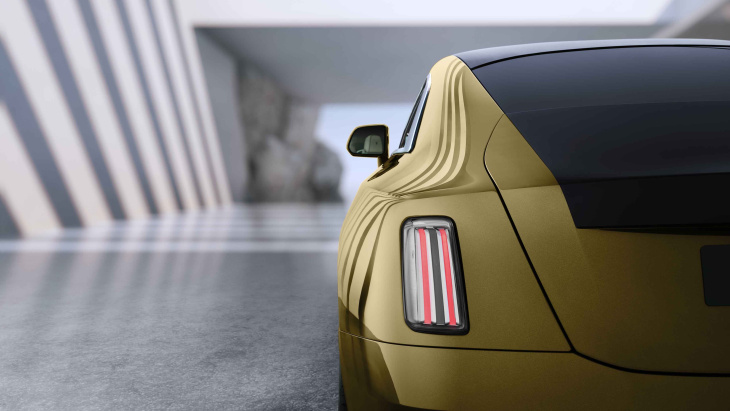rolls-royce spectre (2022) : l’ultra-luxe dans un coupé électrique