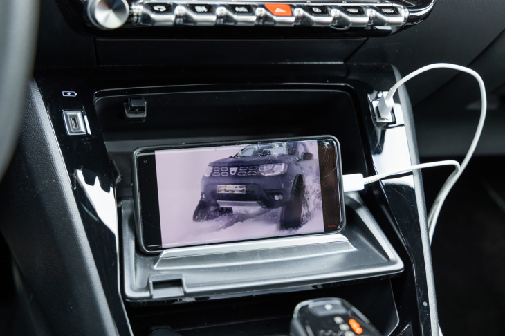 android, essai comparatif : le volkswagen taigo défie le peugeot 2008