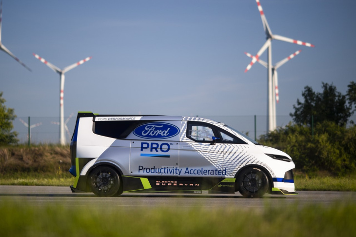 batteries,  photos officielles,  utilitaire,  vidéo de voiture,  ford, ford electric supervan (2022). le transit électrique de 2 000 ch