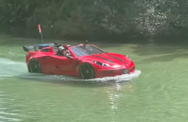 VIDEO – Une Corvette ? Un bateau ? Allez savoir…
