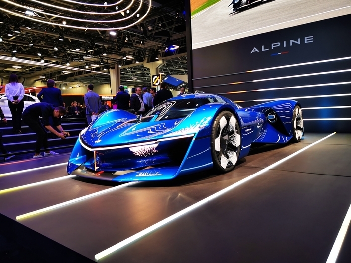 Le spectaculaire Alpenglow préfigure aussi la nouvelle voiture qu'Alpine engagera en championnat du monde d'endurance. 