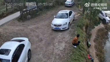 VIDEO - Il oublie le frein à main, sa voiture termine dans l’eau