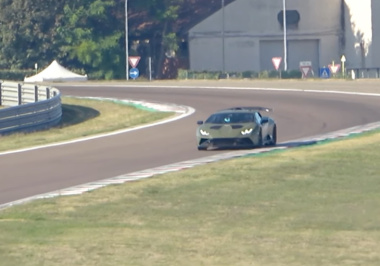 Mais que fait cette Lamborghini STO sur le circuit de Ferrari ?