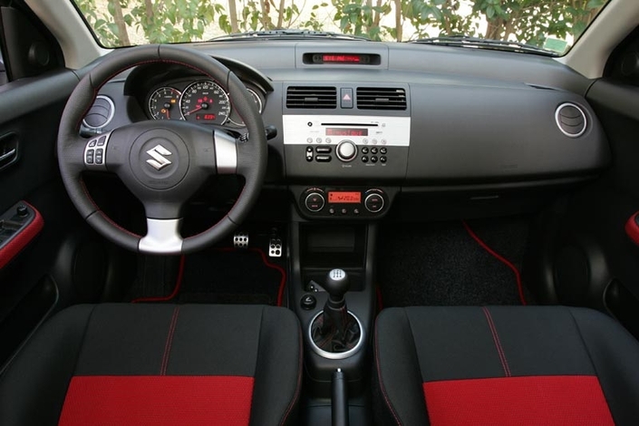 La Suzuki Swift Sport, ici en 2007, profite d'une présentation plutôt soignée ainsi que d'une instrumentation lisible et plus complète que celle de sa rivale.