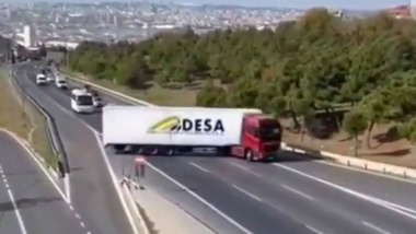 VIDEO - Ce routier ne recule devant rien pour faire demi-tour