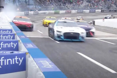 VIDEO - NASCAR : à 300km/h il s’aide du mur pour dépasser, comme dans un jeu vidéo