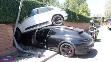 Une Porsche Taycan se crashe dans un Macan en stationnement