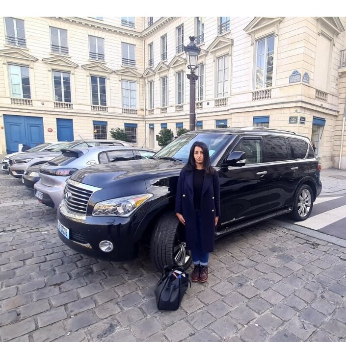 L'écologiste Karima Delli à côté d'un Infiniti QX80