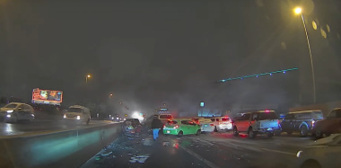 VIDEO – La chaussée verglacée provoque un énorme carambolage sur l’autoroute