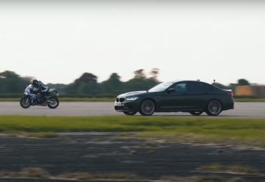 VIDEO – Une BMW M5 CS peut-elle résister à la plus puissante des motos BMW ?