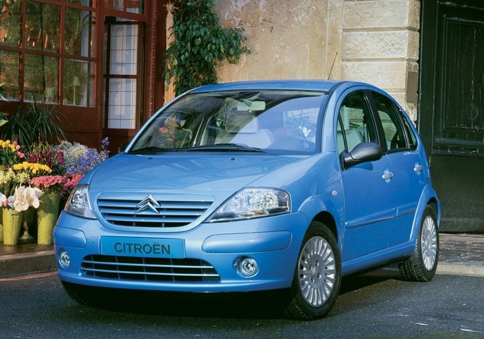 La version Exclusive de la Citroën C3, ici en 2002, se signale par ses boucliers intégralement peints. Mais les jantes alliage restent en option.