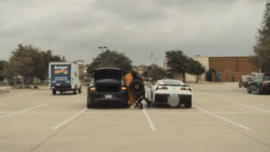 Vidéo : vol du pneu d'une Chevrolet Corvette en 60 secondes