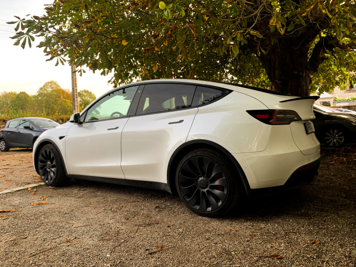 essai tesla model y performance : est-il le meilleur des suv électriques ?