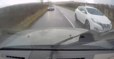 VIDEO – Il tombe face à une Porsche en plein dépassement, heureusement ses freins ne le laissent pas tomber