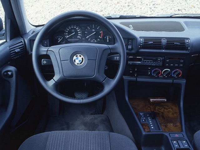 Tableau dans la meilleure tradition BMW pour la Série 5 E34. Ergonomie, élégance et qualité sont au programme. Les très nombreuses options aussi...