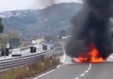 Ils louent une Lamborghini et la crashent à toute allure sur l’autoroute, elle finit complètement brûlée