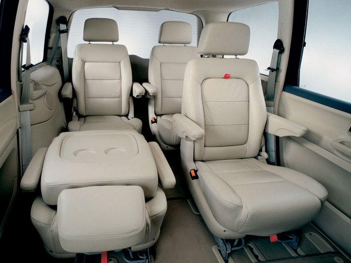 En finition Carat, le VW Sharan s'équipe de six sièges indépendants, réglables en longueur et en inclinaison. Ici en 2000.