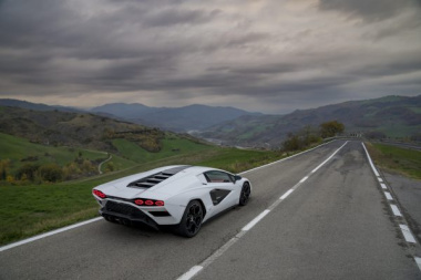 Lamborghini rappelle ses Countach pour un capot moteur susceptible de s’envoler