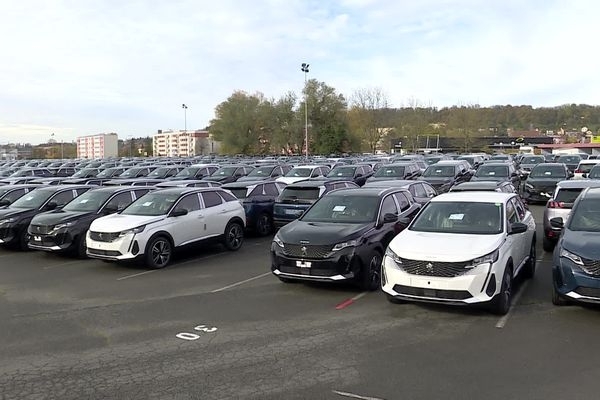 Les parkings de l'usine de Sochaux sont pleins.