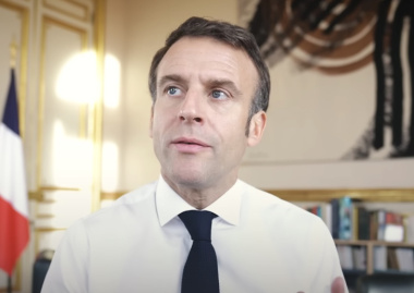 Le Président Macron exagère-t-il sur la voiture électrique ?