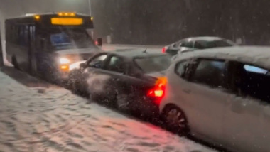 VIDEO - Un bus glisse sur la neige vient s'encastrer sur une rangée de voiture déjà accidentées