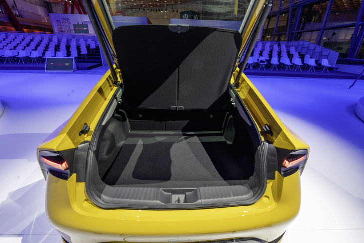 autonomie,  batteries,  recharge,  toyota, à bord de la toyota prius 5 hybride rechargeable (2023)