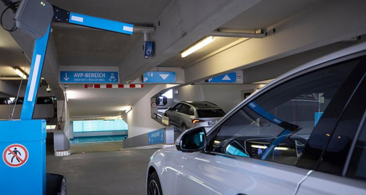 mercedes lance le parking totalement automatisé