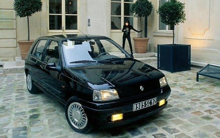 La Renault Clio I Baccara, ici en 1992, propose déjà un habitacle tendu de cuir de belle qualité.