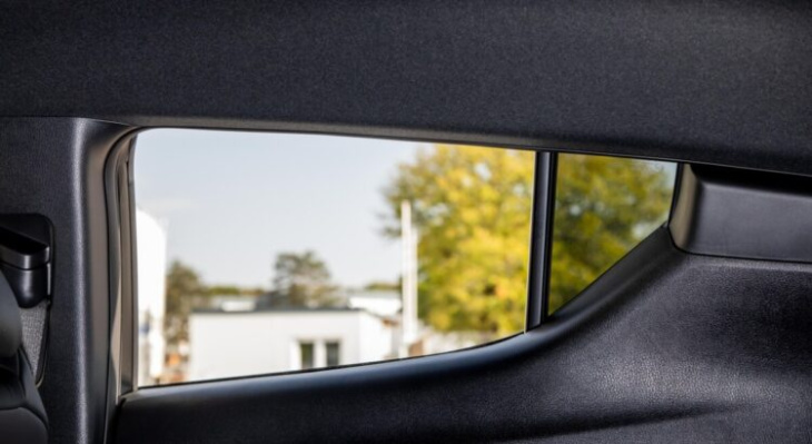 que signifie le gravage sur les vitres des voitures ?