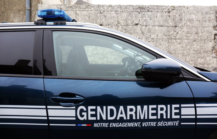gard : les gendarmes découvrent 26.000 euros en liquide dans une voiture accidentée