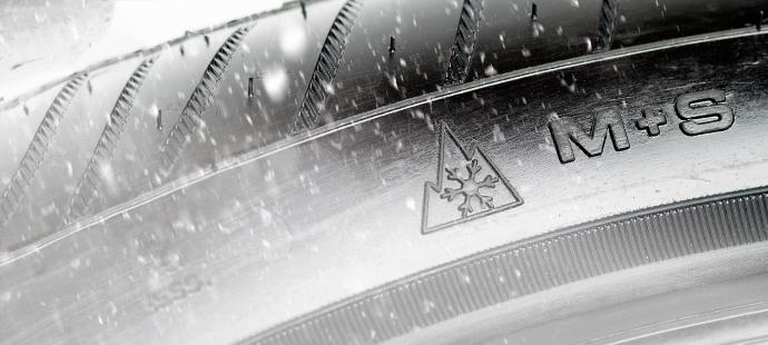 conduire en hiver, réglementation, sécurité routière, pneus, neige, verglas : tout ce qu’il faut savoir pour rouler en règle durant l'hiver