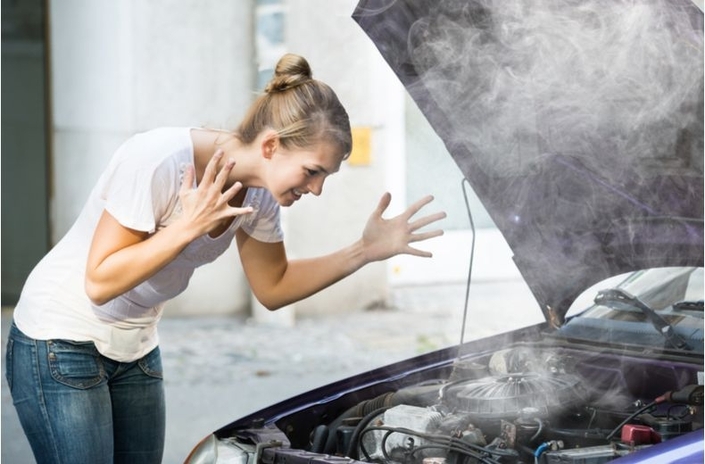 Les causes de surchauffes moteur peuvent être multiples, mais des conditions de circulations difficiles pour une voiture trop chargée ou une température estivale excessive peuvent provoquer ce type de panne.