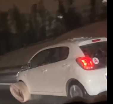 VIDÉO – Rouler sur l’autoroute avec des chaussettes à neige, la mauvaise idée