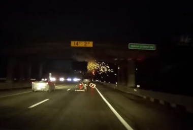VIDEO – Un camion, un pont… ça tourne mal